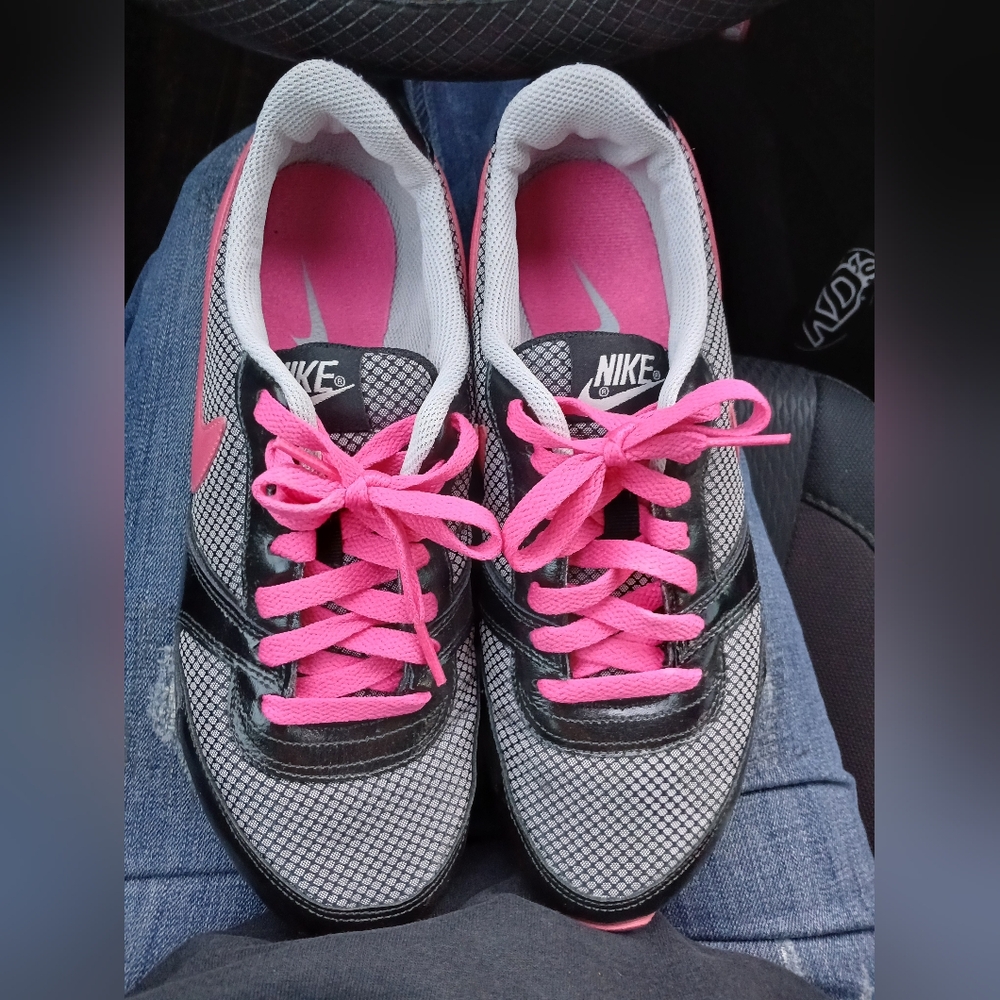 🌼🌸 - Nike Women's Pink and Black Sneakers